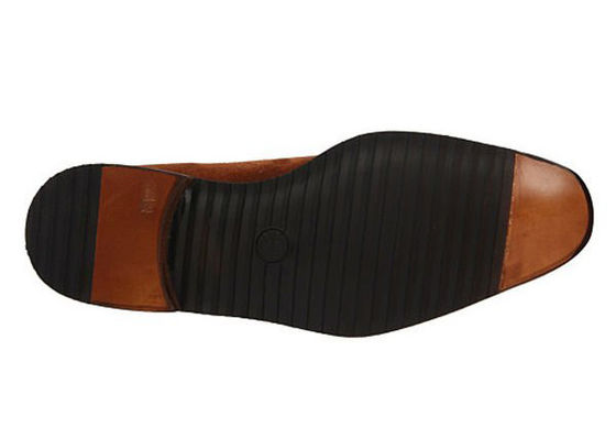 Des chaussures en cuir brun, des chaussures à bretelles.