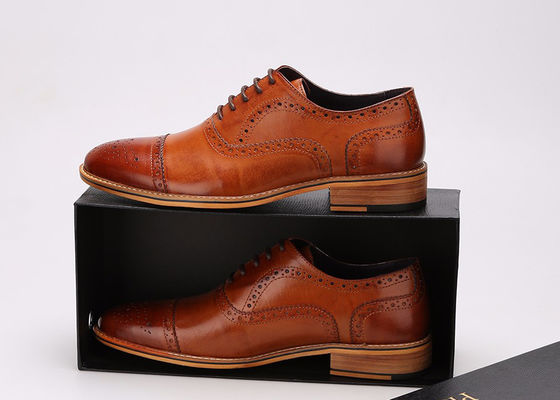Des chaussures de style britannique, faites à la main, pour hommes, en cuir authentique