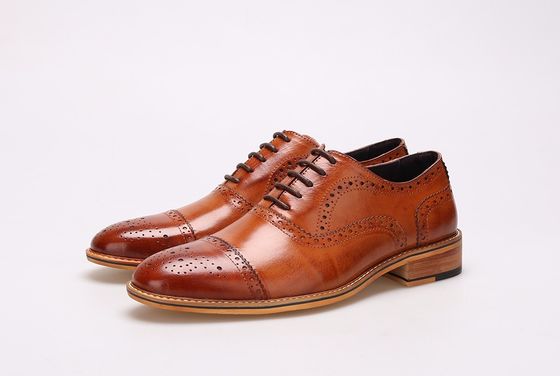 Des chaussures de style britannique, faites à la main, pour hommes, en cuir authentique