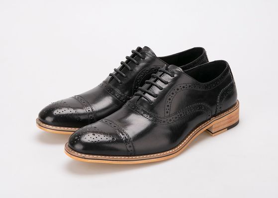 Des chaussures de style britannique, faites à la main, pour hommes, en cuir authentique