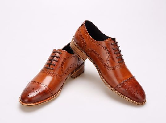 Des chaussures de style britannique, faites à la main, pour hommes, en cuir authentique