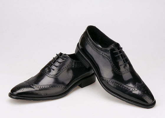 Les hommes portent des chaussures en cuir, les hommes portent des chaussures pour le mariage.