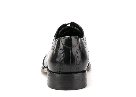 Les hommes portent des chaussures en cuir, les hommes portent des chaussures pour le mariage.