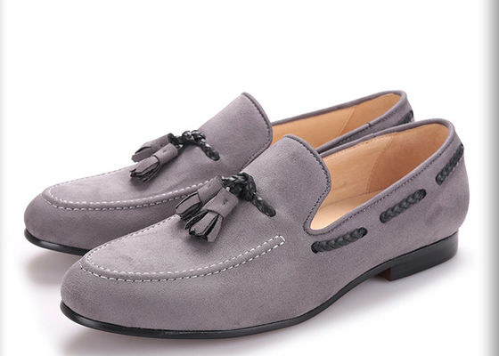 Des chaussures en velours noir, de style britannique.