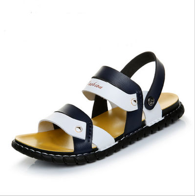 Des hommes de luxe avec des sandales, des sandales en cuir sur mesure.