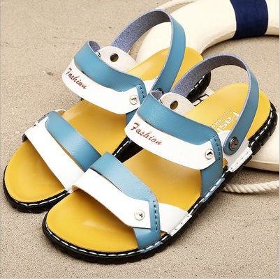 Des hommes de luxe avec des sandales, des sandales en cuir sur mesure.