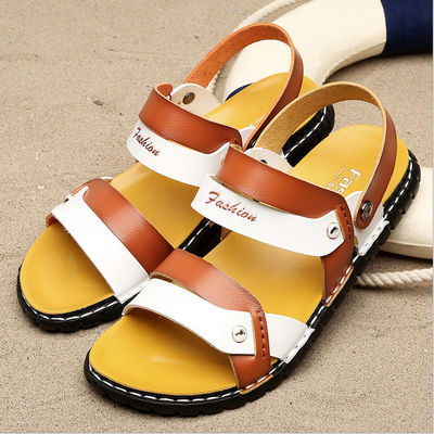 Des hommes de luxe avec des sandales, des sandales en cuir sur mesure.