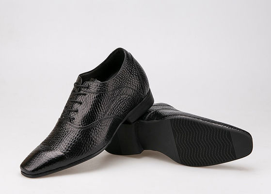 Chaussures d' ascenseur de 7 centimètres, orteils tranchants, chaussures Oxford en cuir noir.