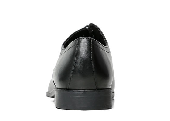 Des chaussures d' homme en cuir d' Oxford, des chaussures de course pour hommes.