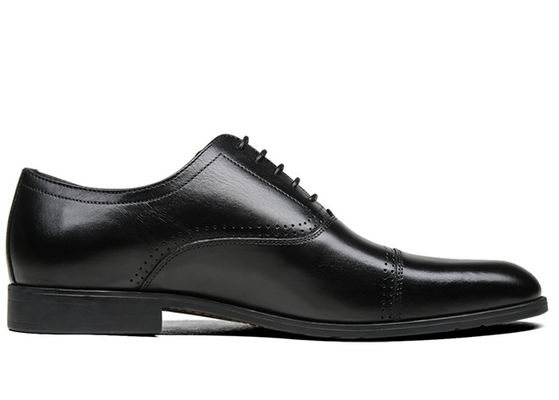 Des chaussures d' homme en cuir d' Oxford, des chaussures de course pour hommes.