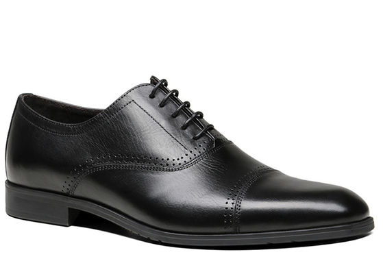 Des chaussures d' homme en cuir d' Oxford, des chaussures de course pour hommes.
