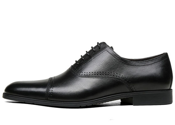 Des chaussures d' homme en cuir d' Oxford, des chaussures de course pour hommes.