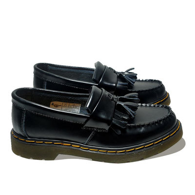 Des lunettes en cuir Adrian Tassel pour femmes noires, taille personnalisée pour les occasions formelles et décontractées.