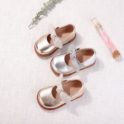 Des filles en cuir, des chaussures plates, des chaussures Mary Jane confortables.