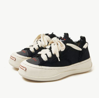 Blanc / Noir Des chaussures de sport respirantes pour femmes Des chaussures de sport en toile rondes