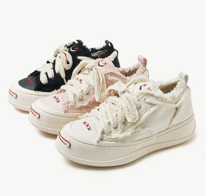 Blanc / Noir Des chaussures de sport respirantes pour femmes Des chaussures de sport en toile rondes