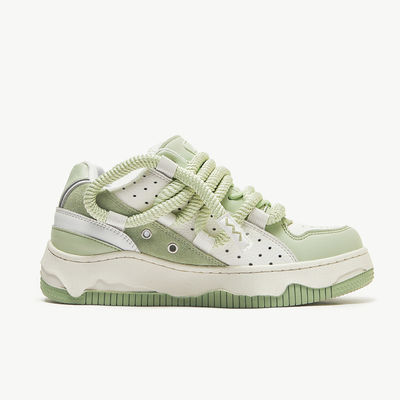 Des femmes de mode, des chaussures vulcanisées, des chaussures à lacets, des chaussures épaisses.