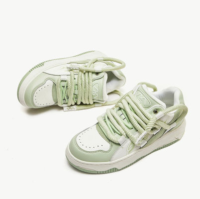 Des femmes de mode, des chaussures vulcanisées, des chaussures à lacets, des chaussures épaisses.