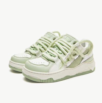 Des femmes de mode, des chaussures vulcanisées, des chaussures à lacets, des chaussures épaisses.