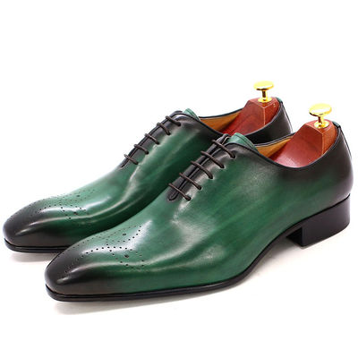 Des chaussures en cuir pour hommes, des chaussures en cuir pour hommes.