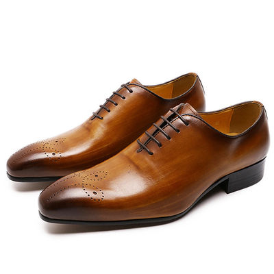 Des chaussures en cuir pour hommes, des chaussures en cuir pour hommes.