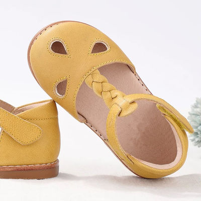 Des chaussures d'école en cuir à orteils ronds en cuir jaune Jolies chaussures de bébé