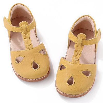 Des chaussures d'école en cuir à orteils ronds en cuir jaune Jolies chaussures de bébé
