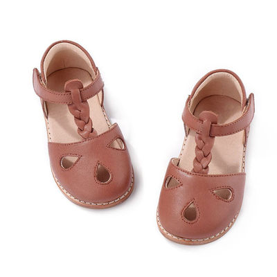 Des chaussures d'école en cuir à orteils ronds en cuir jaune Jolies chaussures de bébé
