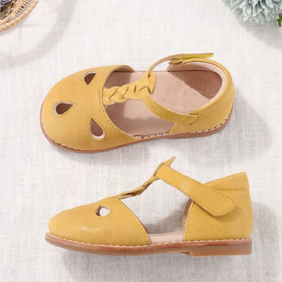 Des chaussures d'école en cuir à orteils ronds en cuir jaune Jolies chaussures de bébé