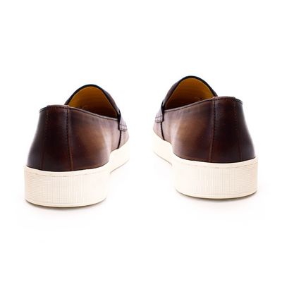 Des hommes à talons bas, des orteils ronds, des chaussures de course, des jupes en cuir crocodile.