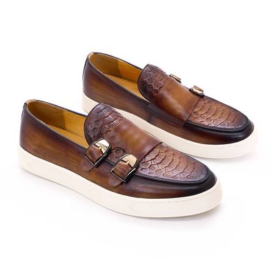 Des hommes à talons bas, des orteils ronds, des chaussures de course, des jupes en cuir crocodile.