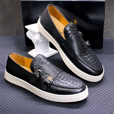 Des hommes à talons bas, des orteils ronds, des chaussures de course, des jupes en cuir crocodile.