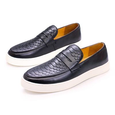 Des chaussures de sport pour hommes en cuir à boutons ronds