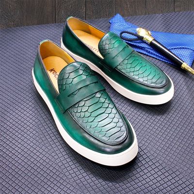 Des chaussures de sport pour hommes en cuir à boutons ronds