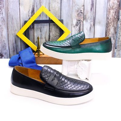 Des chaussures de sport pour hommes en cuir à boutons ronds
