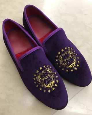 Des sandales en velours pour hommes brodées pour les fêtes.