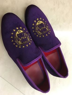Des sandales en velours pour hommes brodées pour les fêtes.