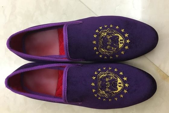 Des sandales en velours pour hommes brodées pour les fêtes.