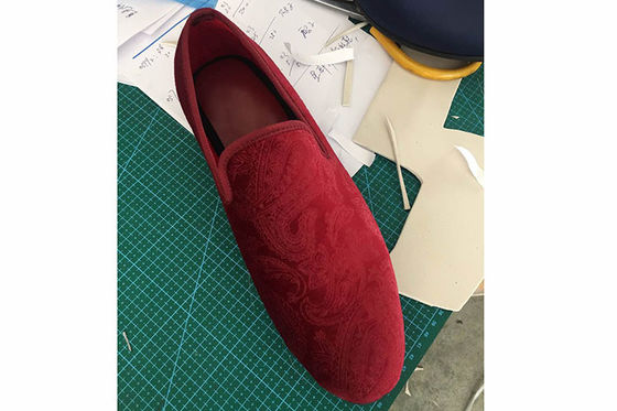 Chaussettes à fumer de velours brodées résistantes à l'usure pour hommes OEM / ODM