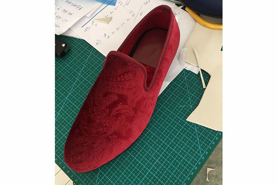 Chaussettes à fumer de velours brodées résistantes à l'usure pour hommes OEM / ODM