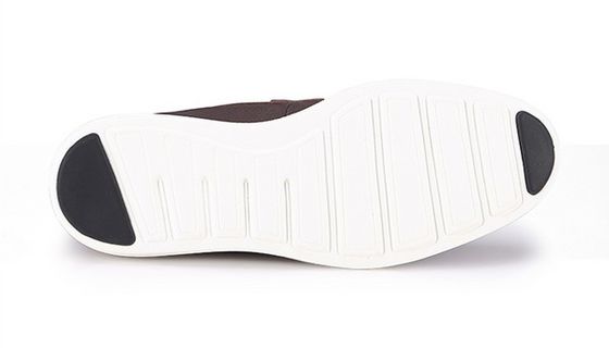 Des chaussures de luxe pour hommes avec une semelle légère