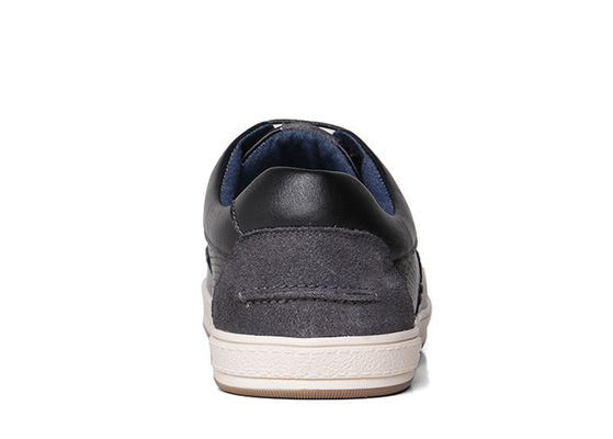 Des chaussures classiques, des chaussures de sport.