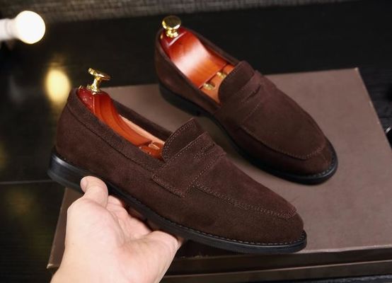 Des chaussettes en cuir classiques pour hommes / chaussettes en cuir décontractées pour hommes