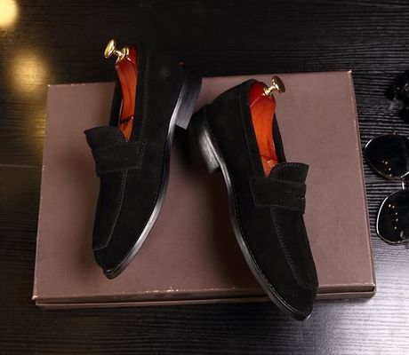 Des chaussettes en cuir classiques pour hommes / chaussettes en cuir décontractées pour hommes