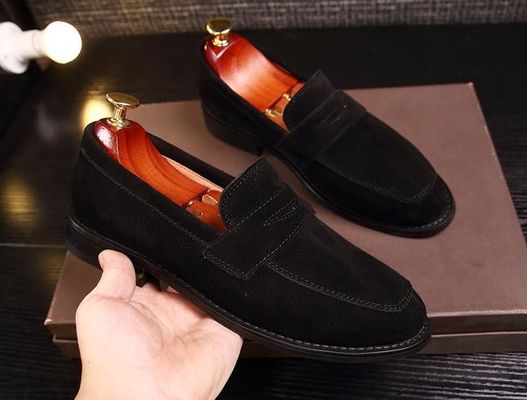 Des chaussettes en cuir classiques pour hommes / chaussettes en cuir décontractées pour hommes