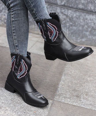 Les dernières tendances de la mode avec des bottes en cuir et à la mode