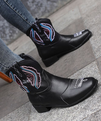 Les dernières tendances de la mode avec des bottes en cuir et à la mode