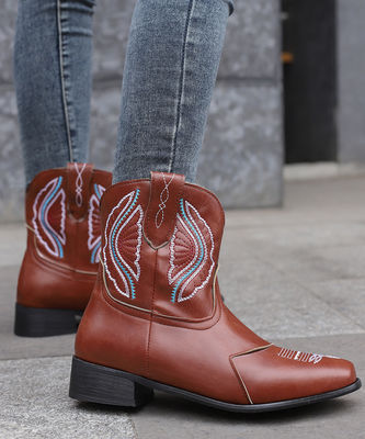 Les dernières tendances de la mode avec des bottes en cuir et à la mode