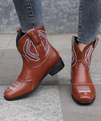 Les dernières tendances de la mode avec des bottes en cuir et à la mode
