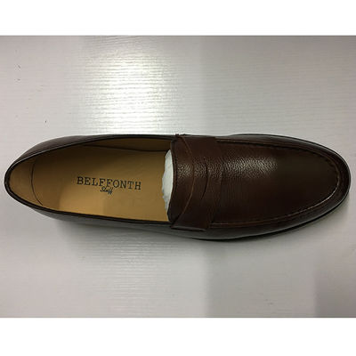 Des chaussures en cuir pour hommes, des chaussures de fête pour hommes.